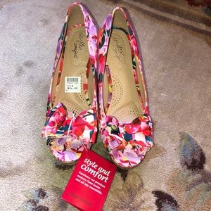 Floral wedge NWT